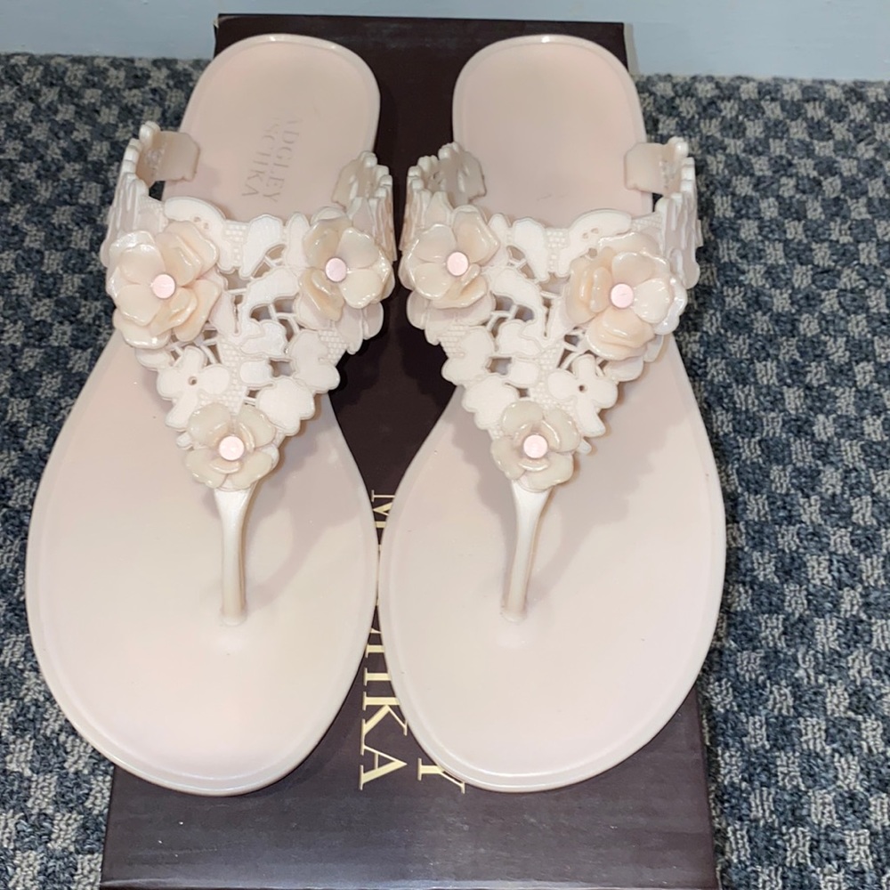 Badgley Mischka Light Pink Flip Flop